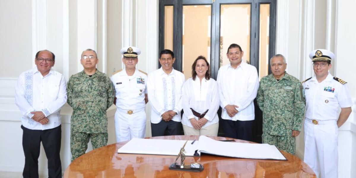 Firma del convenio con los gobernadores de Oaxaca y Veracruz, Salomón Jara Cruz y Rocío Nahle García, respectivamente.