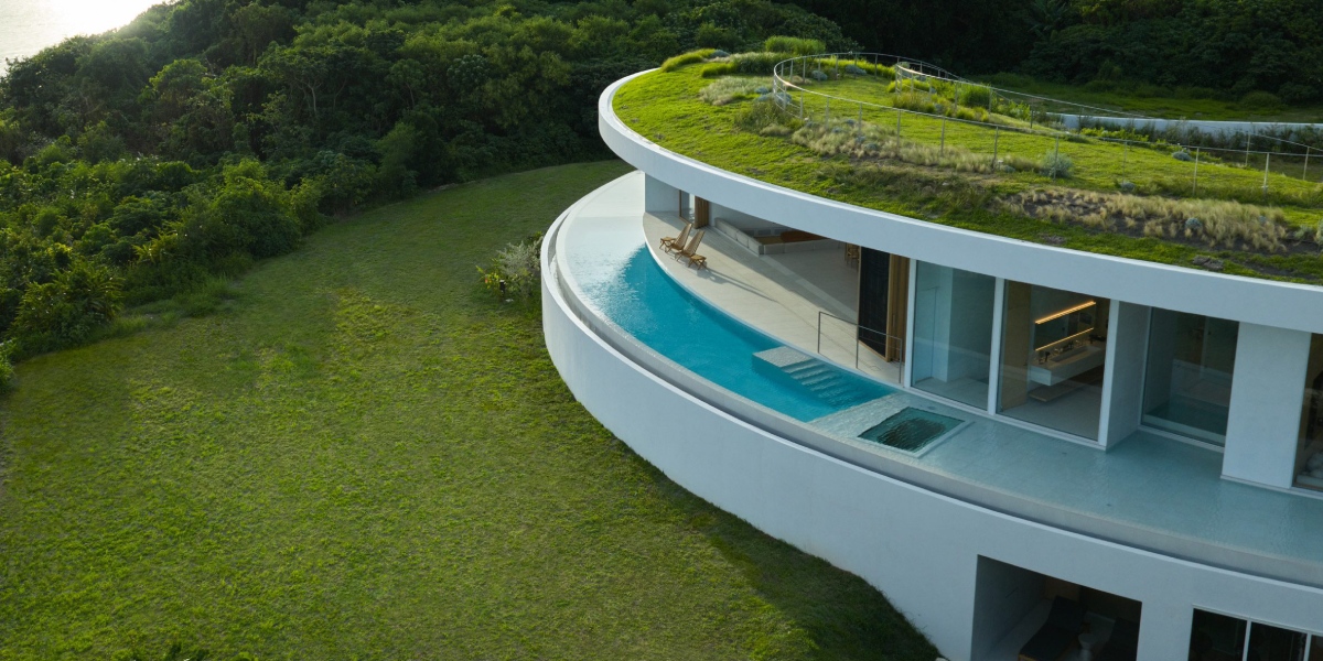 Sou Fujimoto oculta una villa circular bajo un jardín en Ishigaki