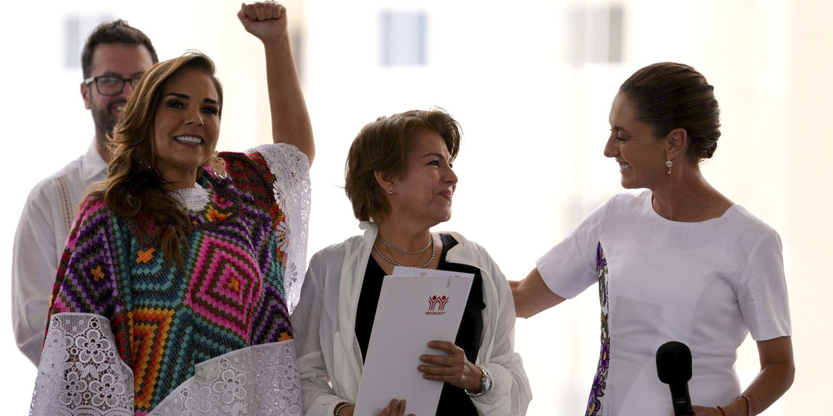 Durante una gira de trabajo en Playa del Carmen, la presidenta Claudia Sheinbaum encabezó la entrega de 225 viviendas nuevas del Infonavit