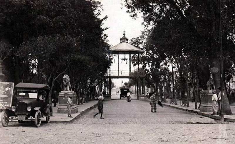 Jardín Hidalgo con su vistoso kiosco elevado, en el centro de Azcapotzalco.