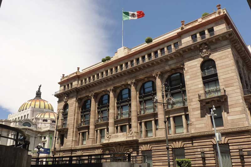 Real Estate Market,Real Estate,Real Estate Market &amp; Lifestyle,¿Quién invierte?,Fundamentos sólidos, pero con economía débil , Sede del Banco de México, CDMX. 