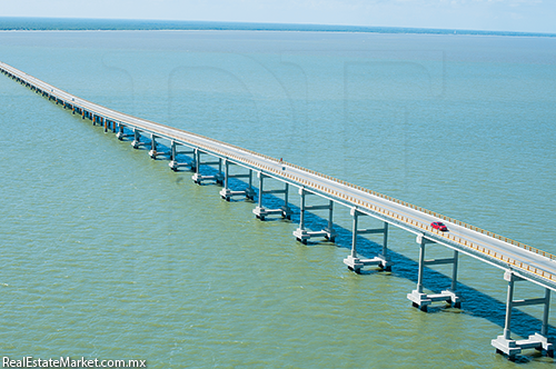 El puente El Zacatal, al suroeste de Ciudad del Carmen, tiene una extensión de 3.8 km.