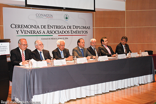 Dr. Salvador Landeros Ayala, Presidente de la Junta de Honor de la AIAM; Dr. Fernando González Villareal, Director del Programa de Manejo, Uso y Reuso del Agua de la UNAM;  Ing. Luis Ramos Lignan, Presidente de la AIAM; Dr. David Korenfeld Federman, Director General de la CONAGUA; Arq. Felipe de Jesús Gutiérrez Gutiérrez, Vicepresidente de la AIAM; Ing. Ildefonso González Morales, Coordinador General de Proyectos Especiales de CONAGUA; Ing. Víctor Ortiz Ensástegui, Presidente del CICM