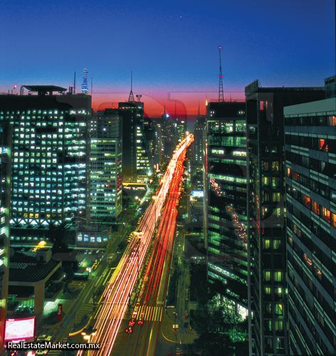 Av. Paulista en São Paulo Brasil, uno de los corredores de oficina más importantes