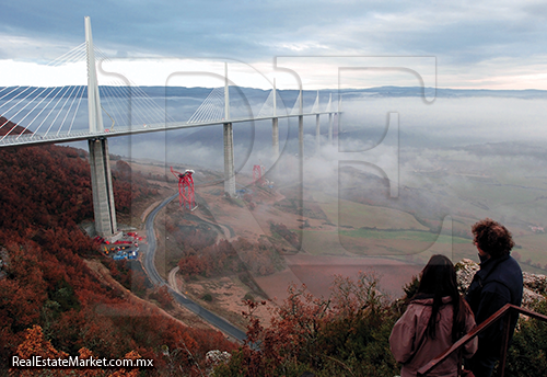 Puente Millau, Francia. Es el puente vehicular más alto del mundo.