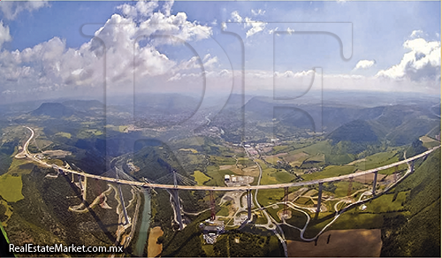 El puente Millau, considerado en 2008 como el puente más alto del mundo