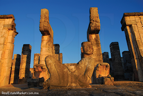 Vista de la entrada del templo de los guerreros en Chichén Itzá, su entrada está adornada con una escultura de Chac Mool 