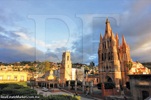 Parroquia de San Miguel Arcángel y calle del cuadrante