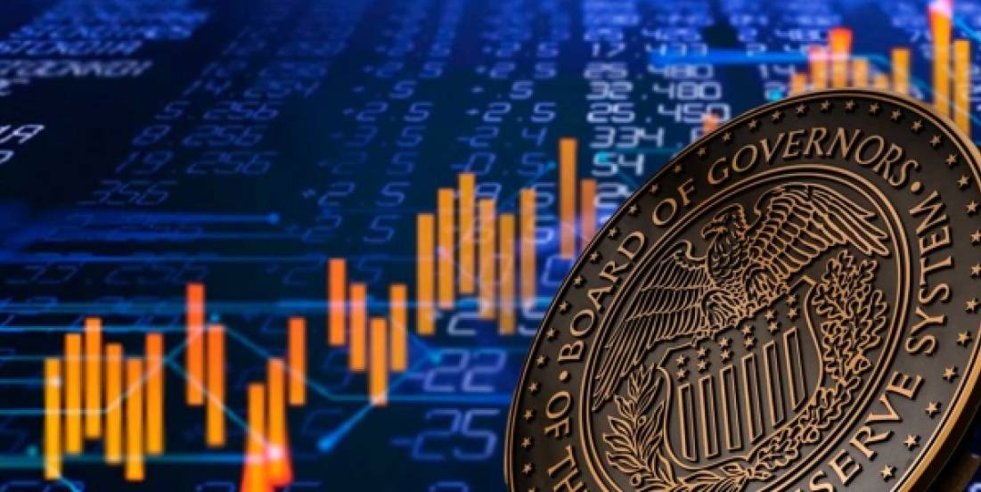 Peso avanza ligeramente ante expectativas de recorte de tasas en EE.UU.