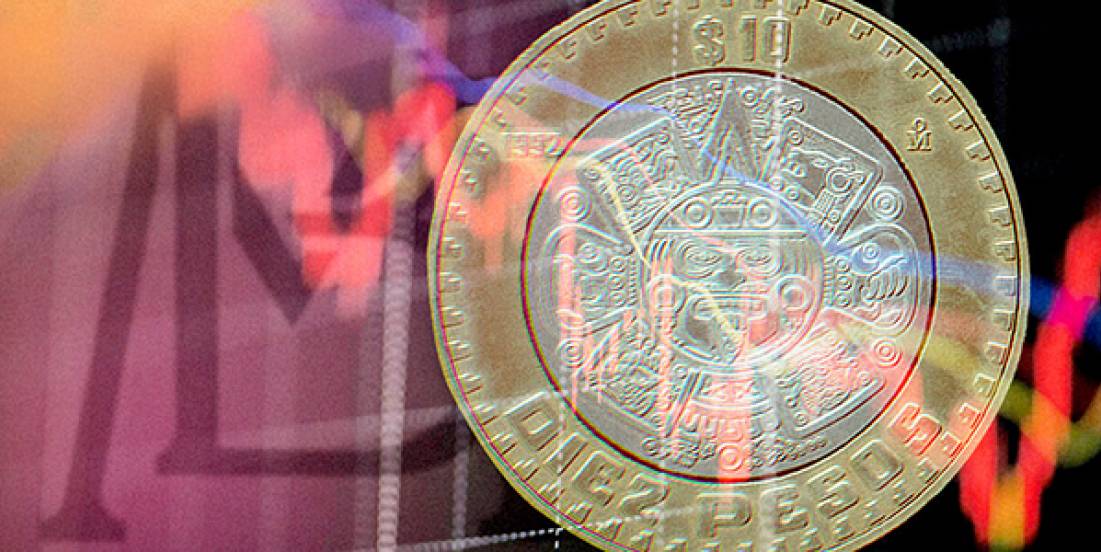 Peso mexicano hila cinco jornadas de avance y cotiza debajo de 18 por dólar