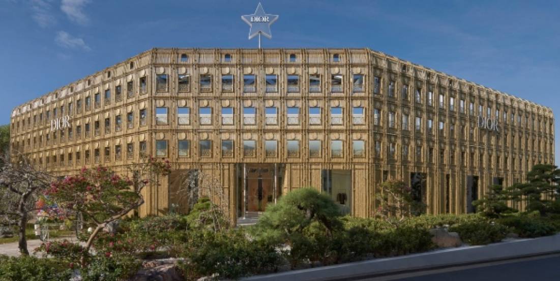 El nuevo lujo: Dior crea un espacio inmersivo de bambú dorado en Tokio