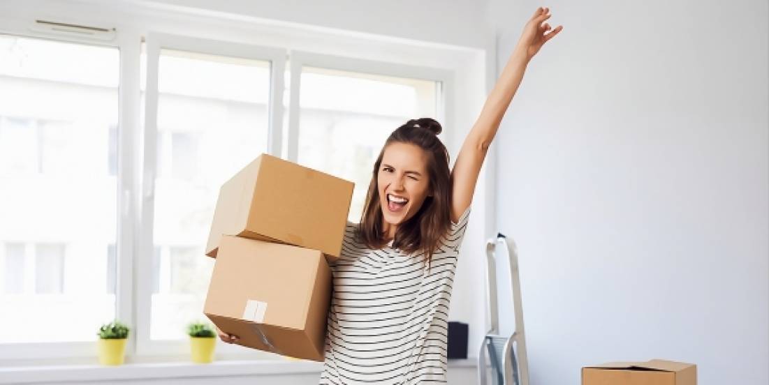 Más mujeres solteras compran casa antes de casarse: ciudades líderes en EU